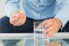 Ein Mann nimmt ein wirksames Antibiotikum gegen Prostatitis