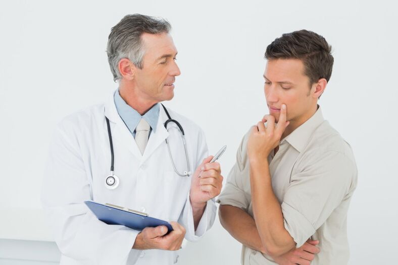 Arzt verschreibt Behandlung für Prostatitis