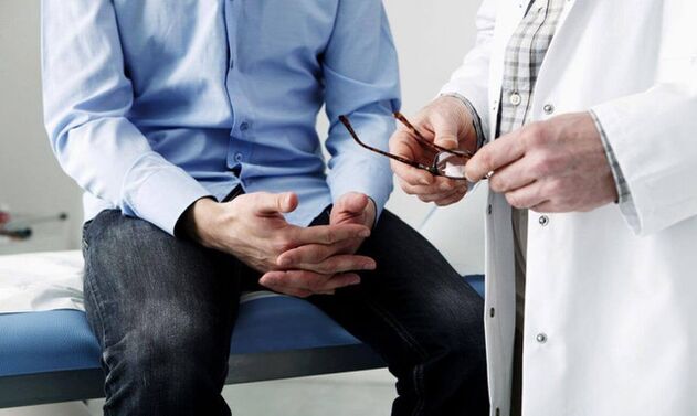 Ein Mann an einem Arzt mit Symptomen einer Prostatitis